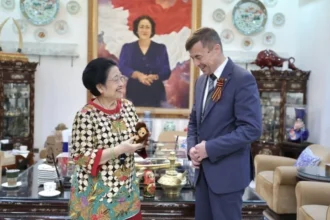 Megawati dan Dubes Rusia Tengah Berbincang Santai Saat Pertemuan (Doc by: Instagram Kedubes Rusia untuk RI)