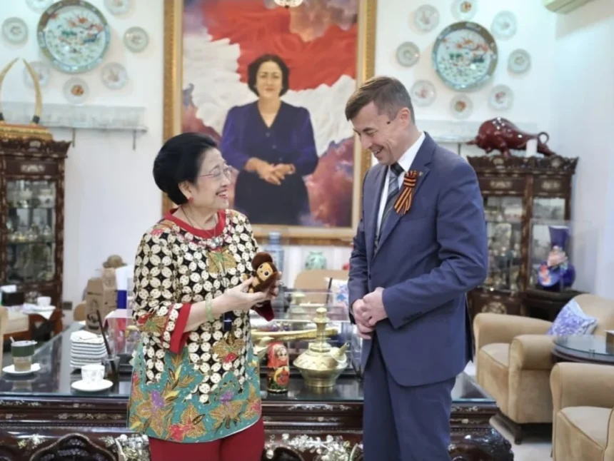 Megawati dan Dubes Rusia Tengah Berbincang Santai Saat Pertemuan (Doc by: Instagram Kedubes Rusia untuk RI)