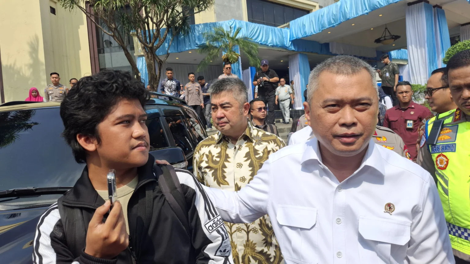 Menhub Dudy saat diwawancara wartawan update kasus kecelakaan kereta Argo Bromo Vs KRL di Stasiun Bekasi Timur.