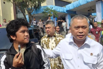 Menhub Dudy saat diwawancara wartawan update kasus kecelakaan kereta Argo Bromo Vs KRL di Stasiun Bekasi Timur.