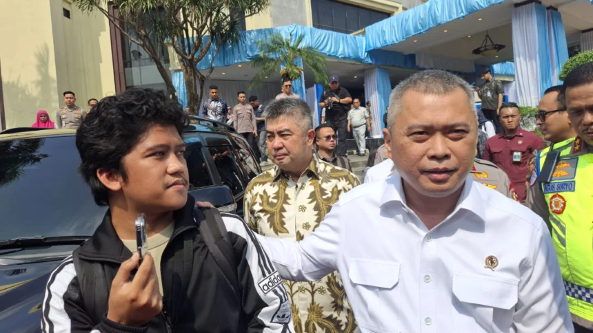 Menhub Dudy saat diwawancara wartawan update kasus kecelakaan kereta Argo Bromo Vs KRL di Stasiun Bekasi Timur.