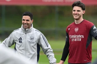 Pelatih Arsenal, Mikel Arteta sedang memimpin latihan jelang pertandingan melawan Atletico Madrid