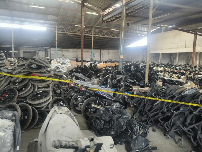 Penampakan kendaraan 'motor hantu' disimpan di sebuah gudang kawasan Jakarta Selatan.