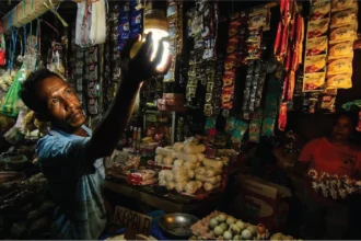 Penggunaan listrik pada sebuah bohlam di warung.