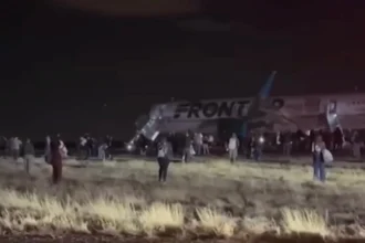 Situasi usai penyusup di Bandara Colorado tertabrak pesawat.