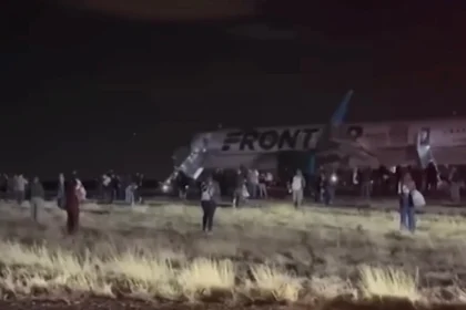 Situasi usai penyusup di Bandara Colorado tertabrak pesawat.
