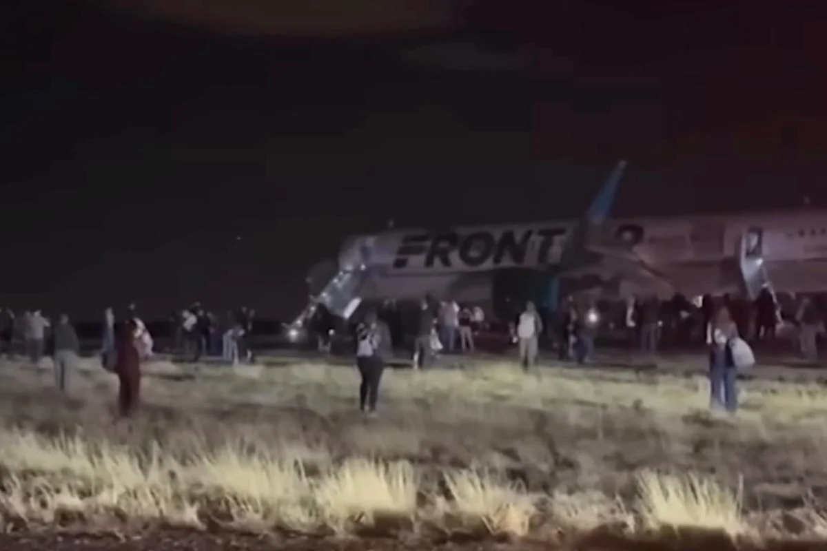Situasi usai penyusup di Bandara Colorado tertabrak pesawat.