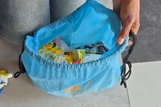 Salah satu peserta May Day mendapatkan kantong biru berisikan sembako dan uang Rp150 ribu.