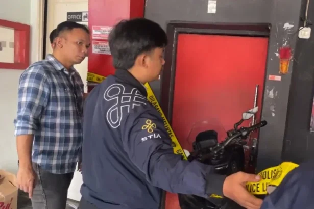 Polisi menyegel tempat karoke berkedok prostitusi anak di Jakarta Barat.