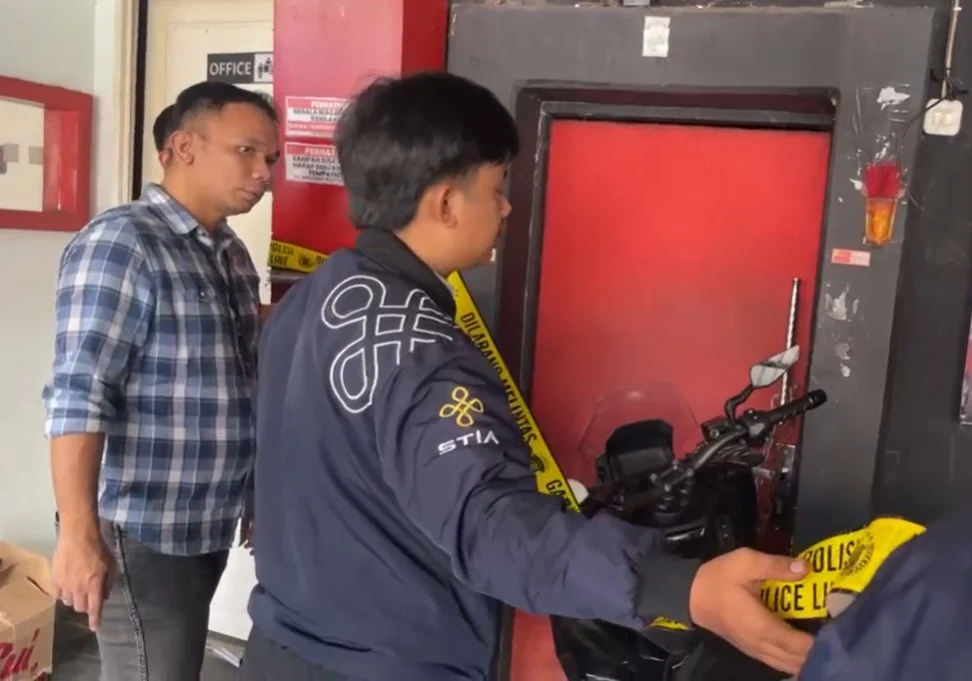 Polisi menyegel tempat karoke berkedok prostitusi anak di Jakarta Barat.