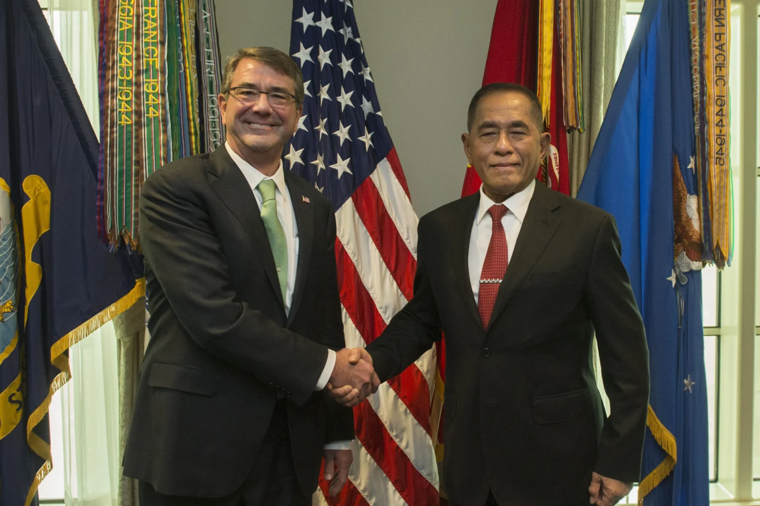Menteri Pertahanan AS Ash Carter dan Menteri Pertahanan Indonesia Ryamizard Ryacudu berpose untuk foto di Pentagon, 26 Oktober 2015.