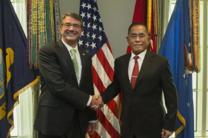 Menteri Pertahanan AS Ash Carter dan Menteri Pertahanan Indonesia Ryamizard Ryacudu berpose untuk foto di Pentagon, 26 Oktober 2015.