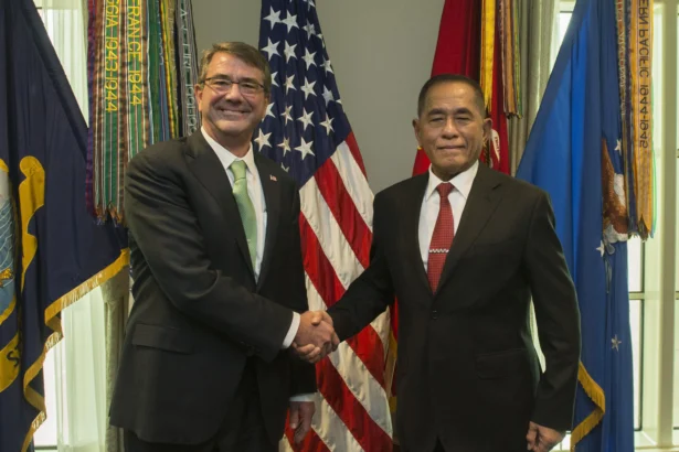 Menteri Pertahanan AS Ash Carter dan Menteri Pertahanan Indonesia Ryamizard Ryacudu berpose untuk foto di Pentagon, 26 Oktober 2015.