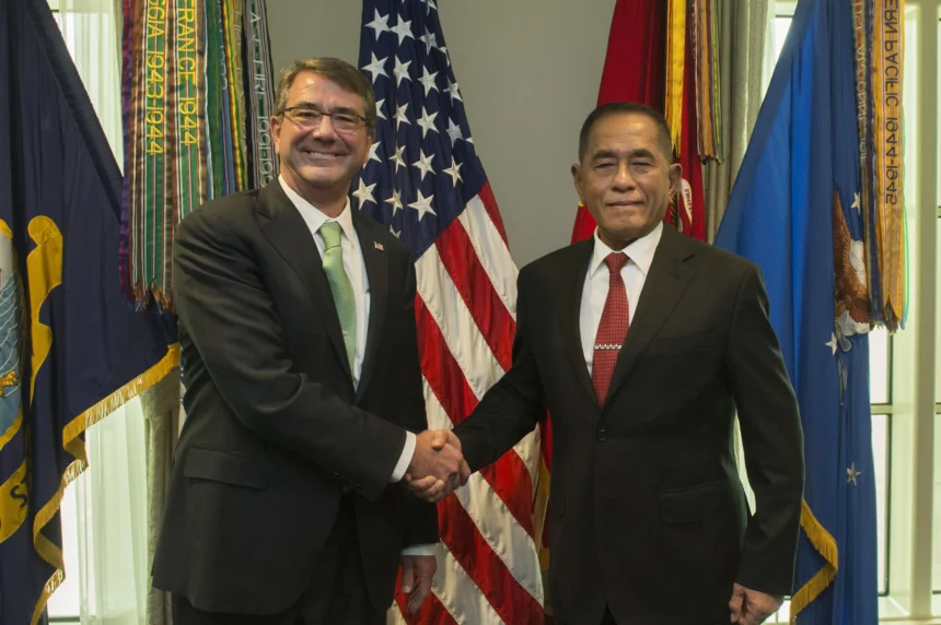 Menteri Pertahanan AS Ash Carter dan Menteri Pertahanan Indonesia Ryamizard Ryacudu berpose untuk foto di Pentagon, 26 Oktober 2015.