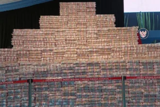 Penampakan uang Rp 10 triliun hasil penagihan denda administratif oleh Satgas PKH.