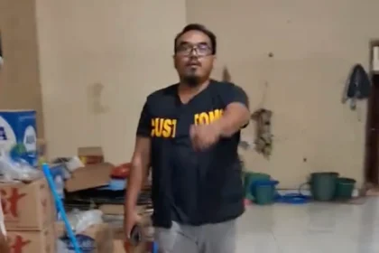 Tangkapan Layar Petugas Bea Cukai Razia warung madura di Tegal. (Sumber: TikTok @salmabram)