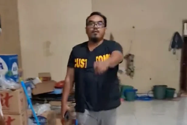 Tangkapan Layar Petugas Bea Cukai Razia warung madura di Tegal. (Sumber: TikTok @salmabram)