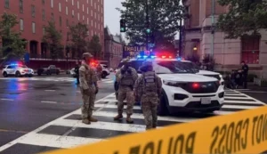 Beberapa kendaraan polisi dan personel keamanan bersenjata dikerahkan di dekat Gedung Putih setelah terjadi baku tembak di Washington, DC, Amerika Serikat pada 23 Mei 2026. Setidaknya dua orang, termasuk tersangka, tertembak di dekat Gedung Putih setelah baku tembak terjadi pada hari Sabtu, kata para pejabat, menurut laporan media. (ANTARA/Anadolu Agnecy)