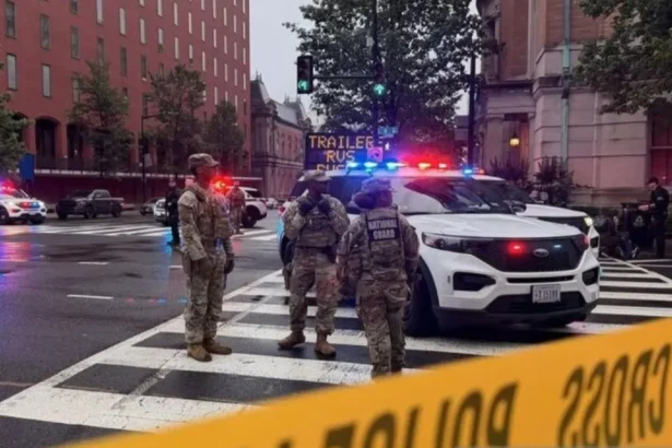 Beberapa kendaraan polisi dan personel keamanan bersenjata dikerahkan di dekat Gedung Putih setelah terjadi baku tembak di Washington, DC, Amerika Serikat pada 23 Mei 2026. Setidaknya dua orang, termasuk tersangka, tertembak di dekat Gedung Putih setelah baku tembak terjadi pada hari Sabtu, kata para pejabat, menurut laporan media. (ANTARA/Anadolu Agnecy)