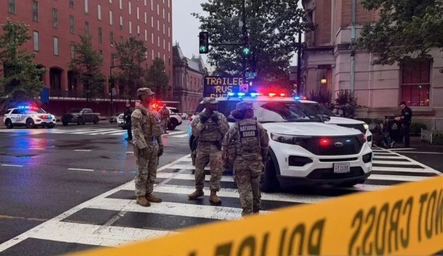 Beberapa kendaraan polisi dan personel keamanan bersenjata dikerahkan di dekat Gedung Putih setelah terjadi baku tembak di Washington, DC, Amerika Serikat pada 23 Mei 2026. Setidaknya dua orang, termasuk tersangka, tertembak di dekat Gedung Putih setelah baku tembak terjadi pada hari Sabtu, kata para pejabat, menurut laporan media. (ANTARA/Anadolu Agnecy)