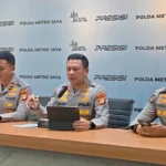 Kabid Humas Polda Metro Jaya Kombes Pol Budi Hermanto memberikan informasi terkait rangkaian kecelakaan antara taksi listrik Green SM, KRL, dan KA Argo Bromo Anggrek.