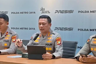 Kabid Humas Polda Metro Jaya Kombes Pol Budi Hermanto memberikan informasi terkait rangkaian kecelakaan antara taksi listrik Green SM, KRL, dan KA Argo Bromo Anggrek.