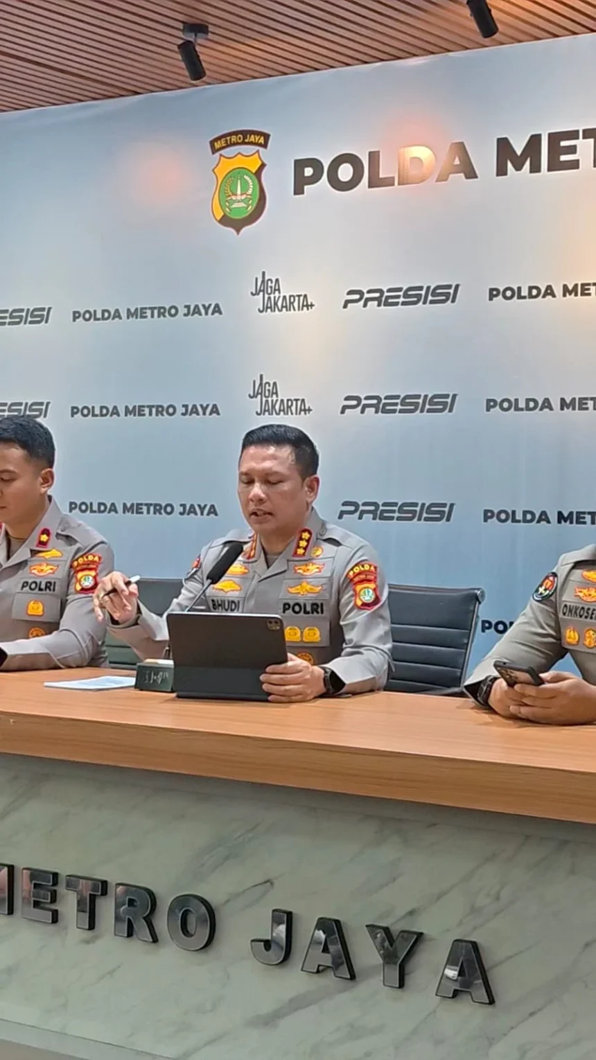 Kabid Humas Polda Metro Jaya Kombes Pol Budi Hermanto memberikan informasi terkait rangkaian kecelakaan antara taksi listrik Green SM, KRL, dan KA Argo Bromo Anggrek.
