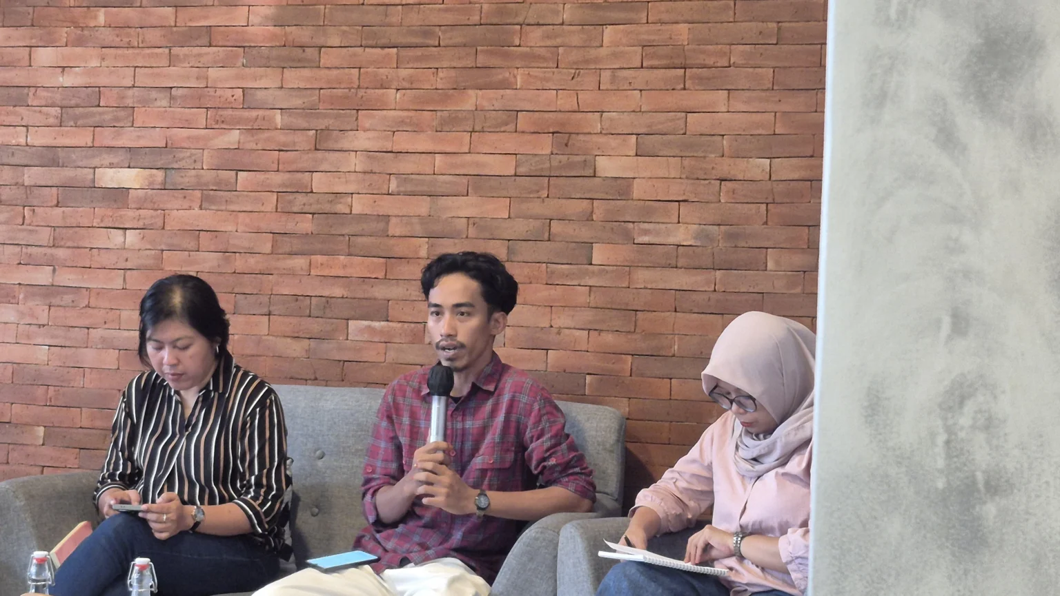 Diskusi WALHI soal pembukaan lahan oleh PT Toba Pulp Lestari, yang menyebabkan kerusakan ekologis serius di kawasan Tapanuli.