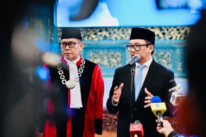 Wakil Menteri Keuangan Juda Agung menyampaikan kesan serta pandangannya terkait penugasan barunya di Kementerian Keuangan, usai dilantik di Istana Negara, Jakarta, Kamis (05/02/2026).