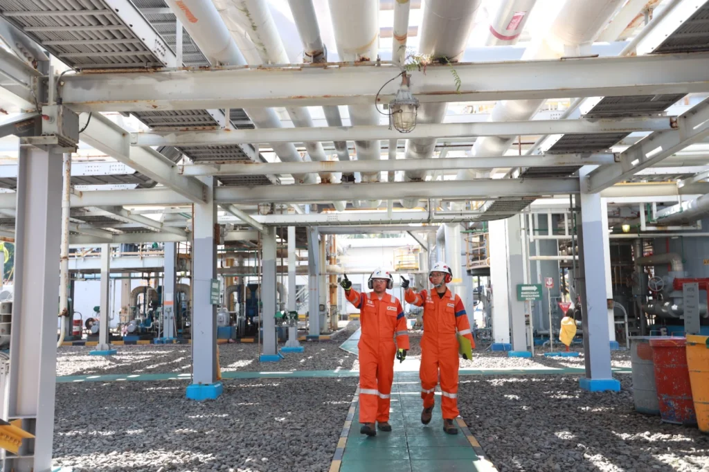 Perwira Pertamina mengecek instalasi kilang minyak. (Sumber: Dok. PHE)