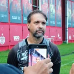 Pelatih Persija Jakarta, Mauricio Souza kecewa berat timnya gagal main di Jakarta lawan Persib Bandung