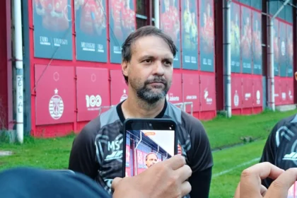 Pelatih Persija Jakarta, Mauricio Souza kecewa berat timnya gagal main di Jakarta lawan Persib Bandung