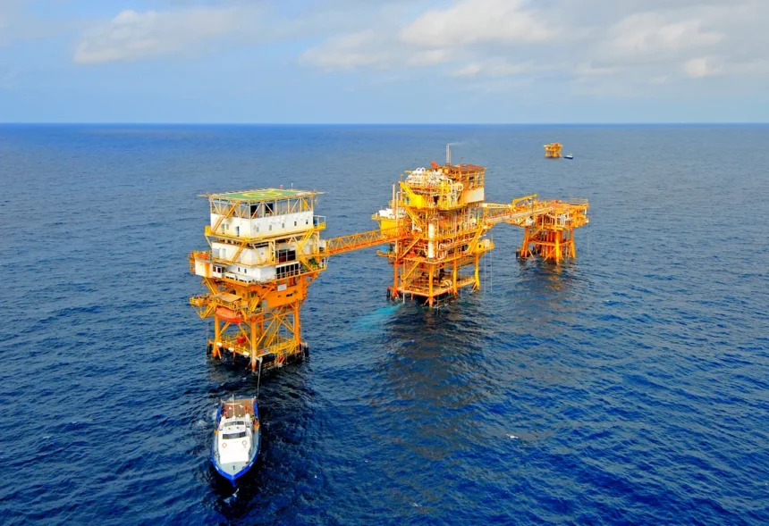 Pengeboran Lepas Pantai di Kalimantan Timur, (Sumber: Dok. Pertamina)