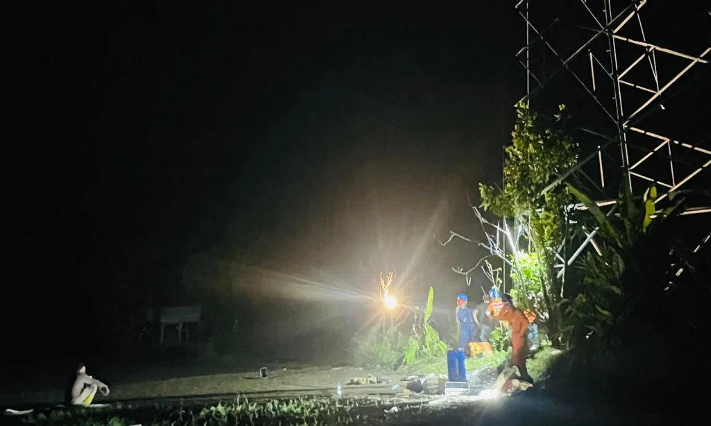 Tim Teknis PLN memperbaiki Listrik di Wilayah Sumatera. (Sumber: Dok. PLN)