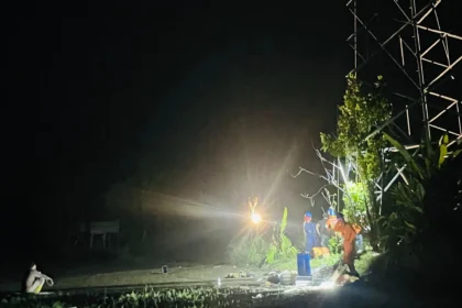 Tim Teknis PLN memperbaiki Listrik di Wilayah Sumatera. (Sumber: Dok. PLN)