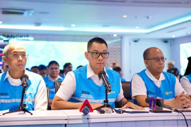 Direktur Utama PLN, Darmawan Prasodjo (tengah) didampingi jajaran direksi PLN saat konferensi pers di Kantor Pusat PLN, Sabtu (23/5) mengatakan seluruh petugas dan tim teknis PLN terus bekerja all out selama 24 jam di lapangan agar pasokan listrik kepada masyarakat dapat segera pulih kembali secara bertahap dan aman. (Sumber: Dok. PLN)