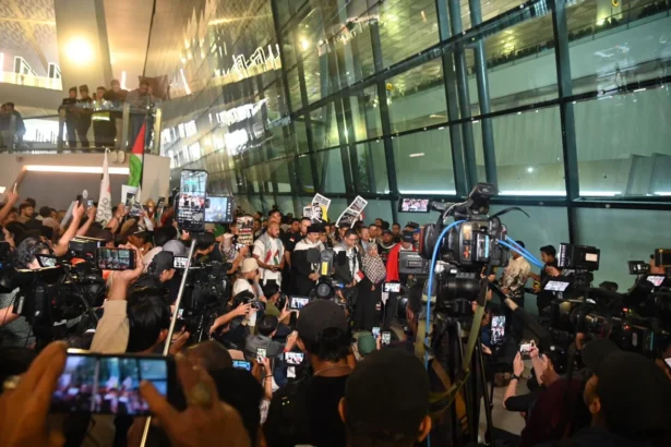 Menteri Luar Negeri Indonesia, Sugiono, menyambut WNI yang sempat disandera oleh tentara Israel.