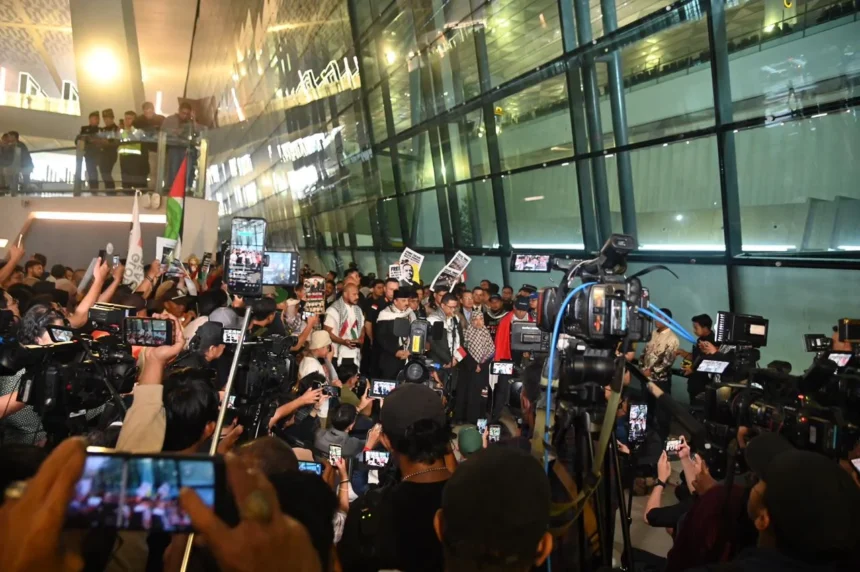 Menteri Luar Negeri Indonesia, Sugiono, menyambut WNI yang sempat disandera oleh tentara Israel.