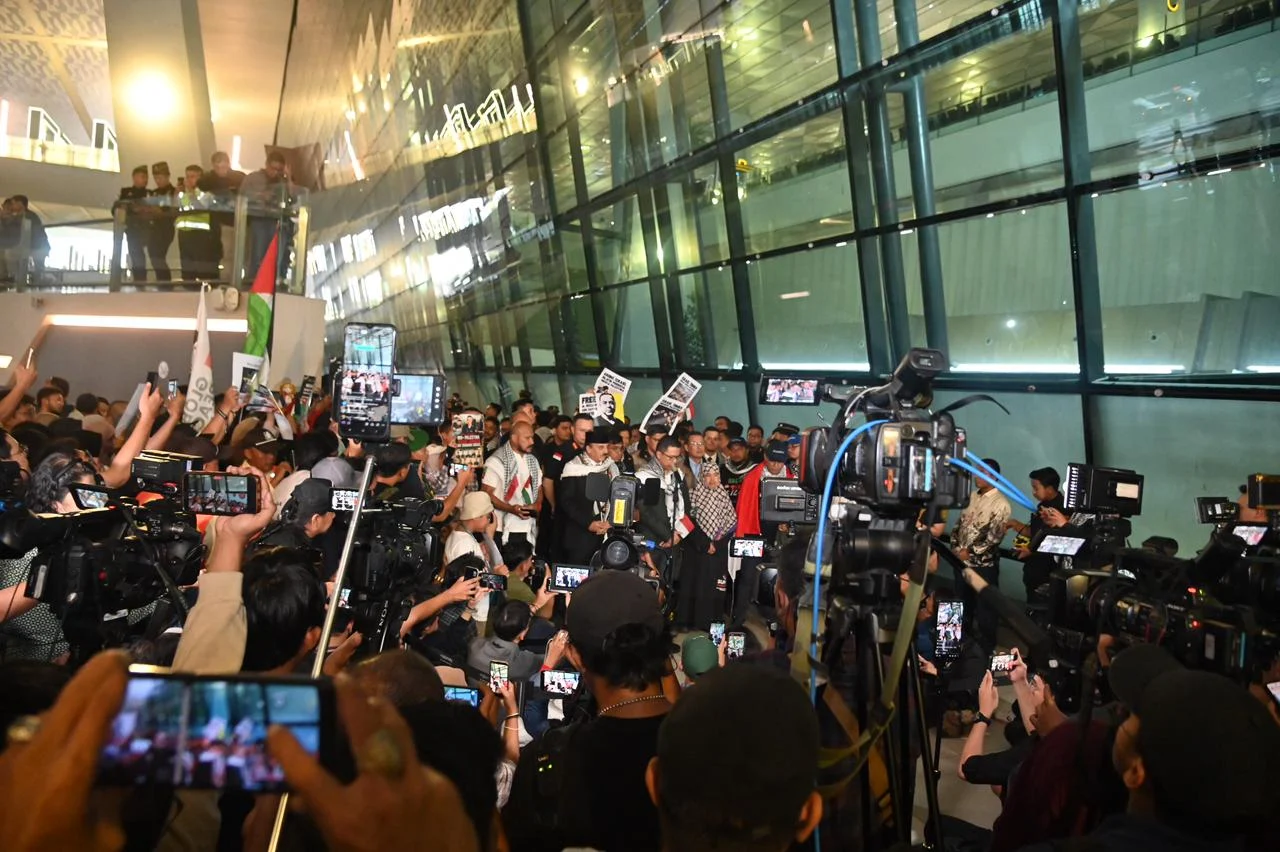 Menteri Luar Negeri Indonesia, Sugiono, menyambut WNI yang sempat disandera oleh tentara Israel.