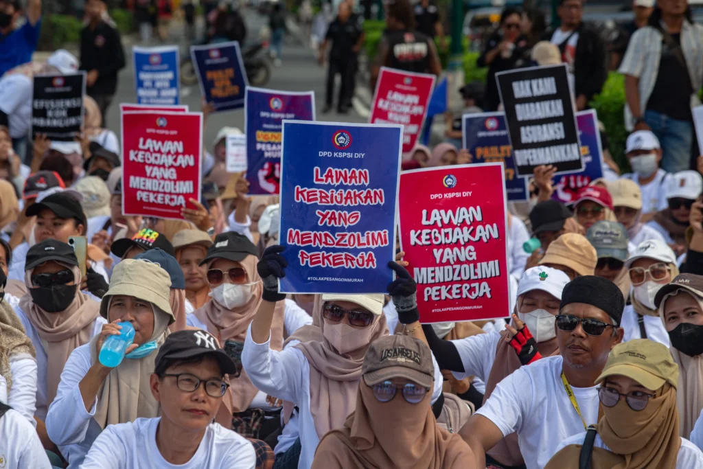 Buruh yang tergabung dalam Forum Komunikasi Buruh Bersatu DIY melakukan aksi damai memperingati Hari Buruh Internasional di Tugu Pal Putih, Yogyakarta, Jumat (1/5/2026). Dalam aksi itu mereka menyuarakan sejumlah tuntutan diantaranya segera dilaksanakan pengesahan RUU Ketenagakerjaan serta upah layak untuk buruh. (ANTARA FOTO/Andreas Fitri Atmoko)