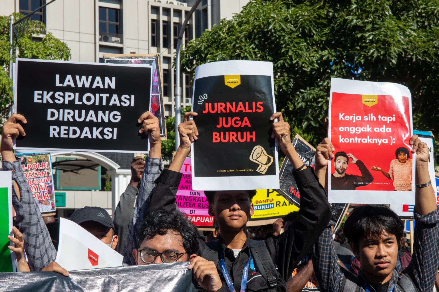 Pekerja media yang tergabung dalam Komite Keselamatan Jurnalis (KKJ) membentangkan spanduk saat mengikuti unjuk rasa peringatan Hari Buruh Internasional (May Day) di depan Kompleks Kantor Gubernur Jateng dan DPRD Jateng, Kota Semarang, Jawa Tengah, Jumat (1/5/2026). Aksi yang dihadiri aliansi masyarakat sipil, mahasiswa, gabungan serikat pekerja, dan pekerja media itu menyuarakan berbagai tuntutan diantaranya yaitu penghapusan sistem alih daya (outsourcing), upah layak dan perlindungan terhadap jurnalis serta peningkatan kesejahteraan buruh seluruh Indonesia.