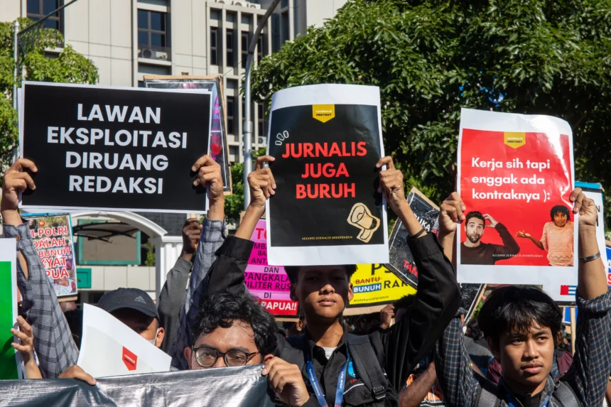 Pekerja media yang tergabung dalam Komite Keselamatan Jurnalis (KKJ) membentangkan spanduk saat mengikuti unjuk rasa peringatan Hari Buruh Internasional (May Day) di depan Kompleks Kantor Gubernur Jateng dan DPRD Jateng, Kota Semarang, Jawa Tengah, Jumat (1/5/2026). Aksi yang dihadiri aliansi masyarakat sipil, mahasiswa, gabungan serikat pekerja, dan pekerja media itu menyuarakan berbagai tuntutan diantaranya yaitu penghapusan sistem alih daya (outsourcing), upah layak dan perlindungan terhadap jurnalis serta peningkatan kesejahteraan buruh seluruh Indonesia.