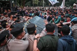 Polisi berupaya menghentikan dorongan massa Aliansi Badan Eksekutif Mahasiswa Seluruh Indonesia (BEM SI) saat unjuk rasa peringatan Hari Pendidikan Nasional di Jalan Medan Merdeka Selatan, Jakarta, Sabtu (2/5/2026). Pengunjuk rasa menyampaikan aspirasinya terkait reformasi tata kelola anggaran pendidikan, pemisahan anggaran pendidikan publik dengan kedinasan, penghentian komersialisasi pendidikan berlebihan dan pemerataan akses pendidikan berkualitas hingga daerah tertinggal, terdepan, dan terluar (3T), pelosok, serta kelompok rentan.