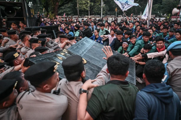 Polisi berupaya menghentikan dorongan massa Aliansi Badan Eksekutif Mahasiswa Seluruh Indonesia (BEM SI) saat unjuk rasa peringatan Hari Pendidikan Nasional di Jalan Medan Merdeka Selatan, Jakarta, Sabtu (2/5/2026). Pengunjuk rasa menyampaikan aspirasinya terkait reformasi tata kelola anggaran pendidikan, pemisahan anggaran pendidikan publik dengan kedinasan, penghentian komersialisasi pendidikan berlebihan dan pemerataan akses pendidikan berkualitas hingga daerah tertinggal, terdepan, dan terluar (3T), pelosok, serta kelompok rentan.