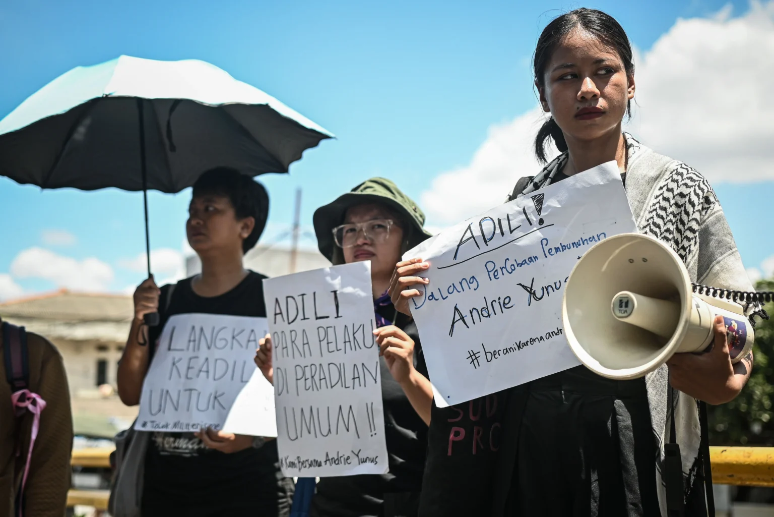 Warga membawa poster aspirasi saat Peringatan 30 Hari Pasca Serangan Air Keras terhadap aktivis Andrie Yunus di Jalan Talang, Menteng, Jakarta, Minggu (12/4/2026). Dalam aksi solidaritas tersebut, Koalisi Masyarakat Sipil menuntut para pelaku diadili melalui peradilan umum serta pembentukan Tim Gabungan Pencari Fakta (TGPF) agar penegakan hukum berlaku adil dan transparan.