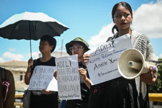 Warga membawa poster aspirasi saat Peringatan 30 Hari Pasca Serangan Air Keras terhadap aktivis Andrie Yunus di Jalan Talang, Menteng, Jakarta, Minggu (12/4/2026). Dalam aksi solidaritas tersebut, Koalisi Masyarakat Sipil menuntut para pelaku diadili melalui peradilan umum serta pembentukan Tim Gabungan Pencari Fakta (TGPF) agar penegakan hukum berlaku adil dan transparan.