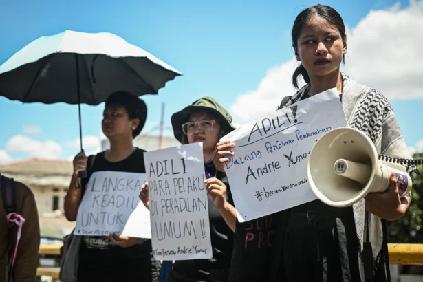 Warga membawa poster aspirasi saat Peringatan 30 Hari Pasca Serangan Air Keras terhadap aktivis Andrie Yunus di Jalan Talang, Menteng, Jakarta, Minggu (12/4/2026). Dalam aksi solidaritas tersebut, Koalisi Masyarakat Sipil menuntut para pelaku diadili melalui peradilan umum serta pembentukan Tim Gabungan Pencari Fakta (TGPF) agar penegakan hukum berlaku adil dan transparan.