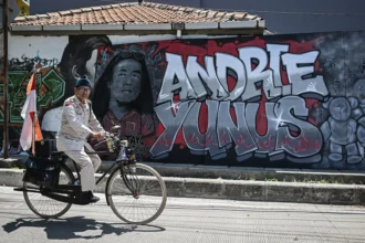 Warga bersepeda saat Peringatan 30 Hari Pasca Serangan Air Keras terhadap aktivis Andrie Yunus di Jalan Salemba I, Senen, Jakarta, Minggu (12/4/2026). Dalam aksi solidaritas tersebut, Koalisi Masyarakat Sipil menuntut para pelaku diadili melalui peradilan umum serta pembentukan Tim Gabungan Pencari Fakta (TGPF) agar penegakan hukum berlaku adil dan transparan.