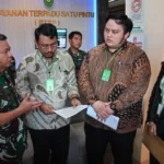 Tim Advokasi untuk Demokrasi (TAUD) yang merupakan kuasa hukum aktivis KontraS Andrie Yunus, Alif Fauzi Nurwidiastomo (ketiga kiri) bersama Airlangga Julio (kedua kanan) berbincang dengan Panitera Pengadilan Militer II-08 Jakarta Mayor Chk Salimin (kedua kiri) saat menyerahkan surat penolakan untuk menghadiri sidang di Pengadilan Militer II-08 Jakarta, Senin (11/5/2026). Andrie YunusÂ melalui TAUD menyerahkan surat ke Pengadilan Militer II-08 Jakarta untuk menyampaikan penolakannya hadir di persidangan kasus dugaan penyiraman air keras oleh anggota TNI yang akan digelar pada 13 Mei 2026.