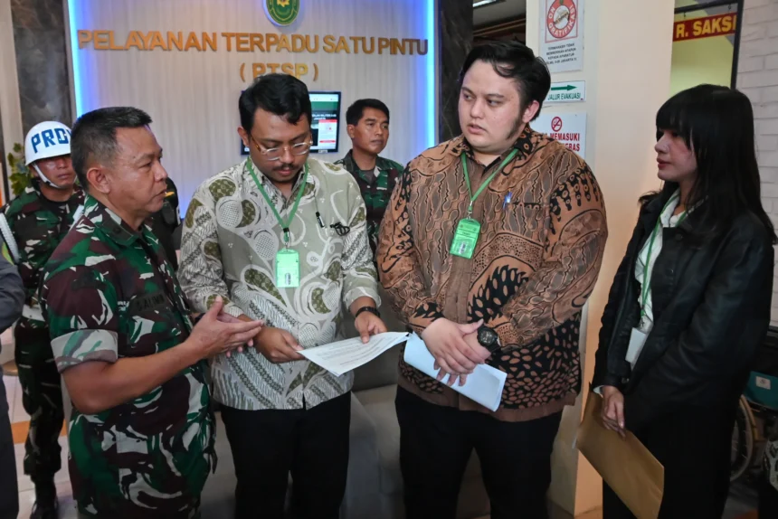 Tim Advokasi untuk Demokrasi (TAUD) yang merupakan kuasa hukum aktivis KontraS Andrie Yunus, Alif Fauzi Nurwidiastomo (ketiga kiri) bersama Airlangga Julio (kedua kanan) berbincang dengan Panitera Pengadilan Militer II-08 Jakarta Mayor Chk Salimin (kedua kiri) saat menyerahkan surat penolakan untuk menghadiri sidang di Pengadilan Militer II-08 Jakarta, Senin (11/5/2026). Andrie YunusÂ melalui TAUD menyerahkan surat ke Pengadilan Militer II-08 Jakarta untuk menyampaikan penolakannya hadir di persidangan kasus dugaan penyiraman air keras oleh anggota TNI yang akan digelar pada 13 Mei 2026.